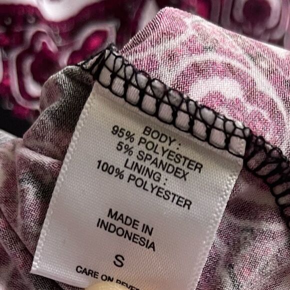 2/$16 New York & Company Black w/Burgundy Print Short Sleeve Blouse; SZ S; EUC - Picture 5 of 6